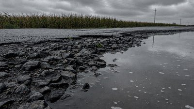 «Ями такі, що їхати неможливо»: коли відремонтують дорогу до села Старі Санжари