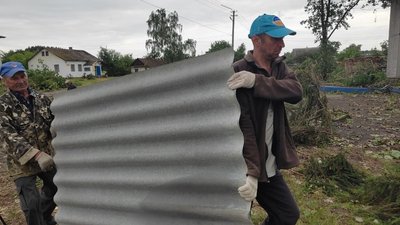 Дерева викорчувало за хвилину: в селі на Волині люди прибирають наслідки буревію та рахують збитки Дерева викорчувало за хвилину: в селі на Волині люди прибирають наслідки буревію та рахують збитки
