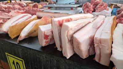 Скільки коштує м'ясо і сало на Житньому ринку Житомира: чи зросли ціни і чи є попит Скільки коштує м'ясо і сало на Житньому ринку Житомира: чи зросли ціни і чи є попит