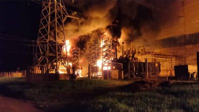 Внаслідок обстрілу військами РФ на Дніпропетровщині вщент зруйновано підприємство, 22 рятувальники гасили пожежу — ДСНС