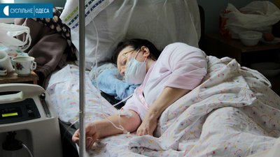 "Всі у важкому стані". Репортаж з "ковідного" відділення одеської лікарні "Всі у важкому стані". Репортаж з "ковідного" відділення одеської лікарні