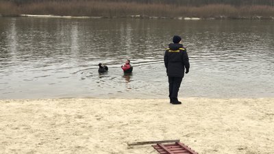 Водохреще у Чернігові: як це відбувалось на пляжі "Золотий берег" Водохреще у Чернігові: як це відбувалось на пляжі "Золотий берег"