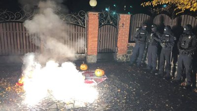 Під будинок судді КСУ з Волині принесли гарбузи Під будинок судді КСУ з Волині принесли гарбузи