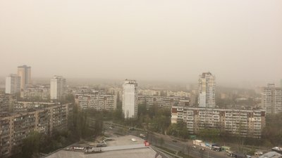 Синоптики розповіли, коли у Києві зникнуть наслідки пилової бурі