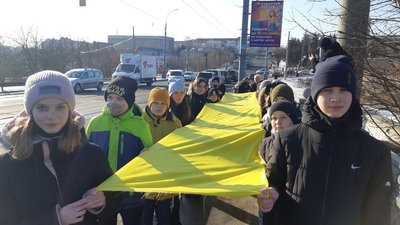 Об'єднали дві частини державного прапора. Вінничани долучись до акції "Міст єдності"