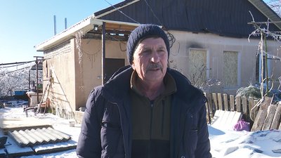 У Кривому Розі лагодять дахи й вікна пошкоджених внаслідок ракетної атаки осель У Кривому Розі лагодять дахи й вікна пошкоджених внаслідок ракетної атаки осель