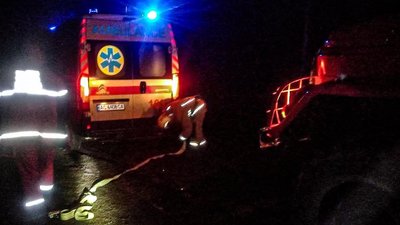 Рятувальники відбуксировують автомобіль "швидкої" допомоги