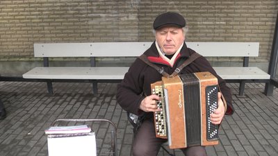 Пенсіонер-музикант Микола Коваленко