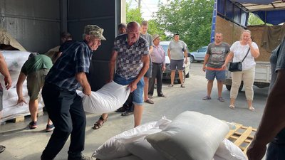 Бджоли та корм. Миколаївські пасічники отримали допомогу від благодійного фонду Бджоли та корм. Миколаївські пасічники отримали допомогу від благодійного фонду