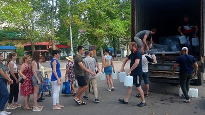 Миколаївські та одеські волонтери роздали 11 тонн питної води Миколаївські та одеські волонтери роздали 11 тонн питної води