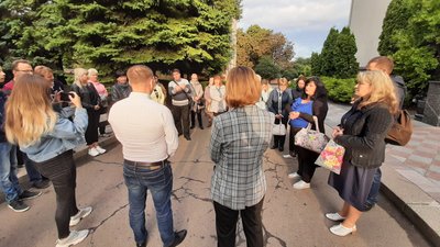 Доля музшколи: викладачі прийшли під мерію Рівного. Що відповів міський голова