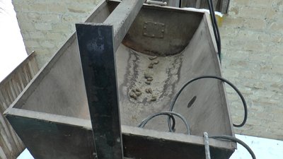 Потім шишки вантажать до сушарки Потім шишки вантажать до сушарки