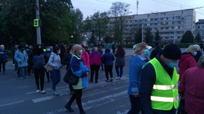 На луцькому ринку працівники муніципальної варти спиляли ворота На луцькому ринку працівники муніципальної варти спиляли ворота