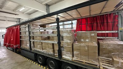 Вантажівка з посудом і технікою. Ілюстративне