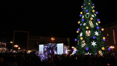 Ялинка-оберіг, найдорожча в Україні та скромна воєнна: як змінювалися новорічні дерева у Черкасах Ялинка-оберіг, найдорожча в Україні та скромна воєнна: як змінювалися новорічні дерева у Черкасах