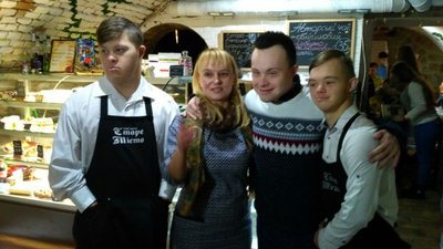 Із подарунками школярі відвідали у Луцьку кав'ярню, де працює молодь із синдромом Дауна Із подарунками школярі відвідали у Луцьку кав'ярню, де працює молодь із синдромом Дауна