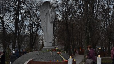 Житомиряни з лампадками та квітами прийшли вшанувати пам'ять жертв голодоморів Житомиряни з лампадками та квітами прийшли вшанувати пам'ять жертв голодоморів