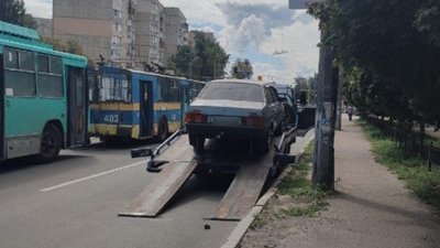 У Чернігові евакуювали автомобіль, який декілька днів простояв на зупинці громадського транспорту