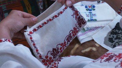 Вишивати почала раніше, ніж читати: черкащанка продемонструвала свої вишиті роботи