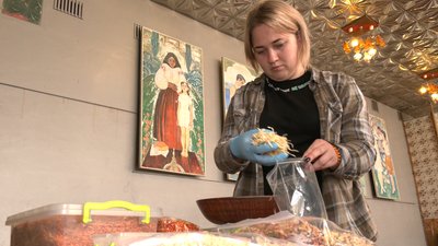 По-домашньому: черкаські волонтери готують сухі борщі для військовослужбовців