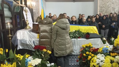 прощання із бійцем в Домі печалі прощання із бійцем в Домі печалі