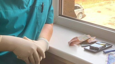 Безкоштовна операція для військового: на хабарі затримали лікаря Безкоштовна операція для військового: на хабарі затримали лікаря
