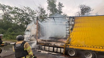 Вантажівка на околиці Слов'янська після обстрілу 13 червня 2026 року