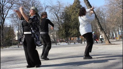 "Танок — наша зброя": щоранку харків'яни танцють у місті танки народів світу
