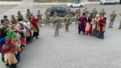 Українські традиції. У Миколаєві військові музиканти разом зі студентами "водили козу" Українські традиції. У Миколаєві військові музиканти разом зі студентами "водили козу"