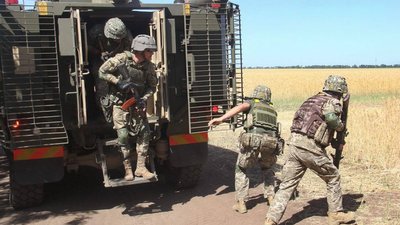 Воїни одеської бригади опановують британські бронемашини Мastіff