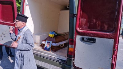 На Тернопільщині в останню дорогу провели військовослужбовця Михайла Марцініва На Тернопільщині в останню дорогу провели військовослужбовця Михайла Марцініва