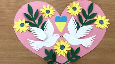 Символічне серце з голубами – в житомирському таборі книголюбів діти робили аплікації до Дня Української Державності Символічне серце з голубами – в житомирському таборі книголюбів діти робили аплікації до Дня Української Державності