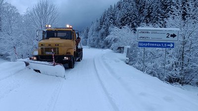 Снігоочисна техніка працювала всю ніч: яка ситуація на дорогах Закарпаття