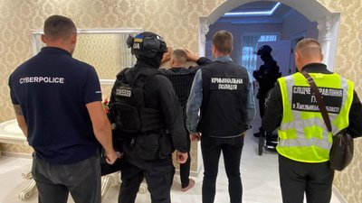 Поліція Хмельниччини припинила діяльність злочинної групи шахраїв