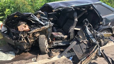На Ужгородщині сталася ДТП за участі вантажівки та легковика. Одного з водіїв "вирізали" з авто
