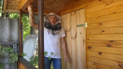 Має давні традиції та секрети медового врожаю і передає їх дітям. Інтерв'ю з ямпільським бджолярем