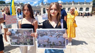 Під гаслом "Росія вбиває планету". Біженці з Миколаївщини долучилися до мітингу у Франції Під гаслом "Росія вбиває планету". Біженці з Миколаївщини долучилися до мітингу у Франції