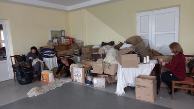 Нашоломники для військових в'яжуть волонтери у громаді на Волині