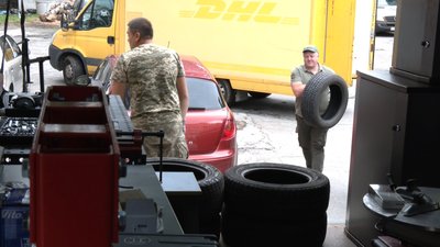 У Хмельницькому волонтери зробили майстерню на колесах для ЗСУ