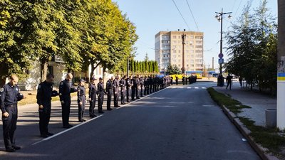 У Кропивницькому до Дня міста понад дві тисячі людей утворили "живий ланцюг" У Кропивницькому до Дня міста понад дві тисячі людей утворили "живий ланцюг"