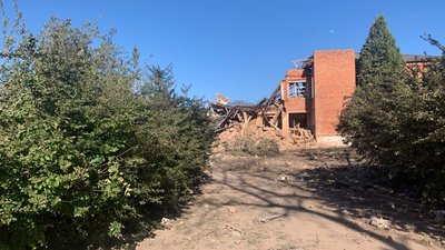 Уламок бомби потрапив у шию. Подробиці загибелі дитини від авіаудару по Новгород-Сіверській громаді Уламок бомби потрапив у шию. Подробиці загибелі дитини від авіаудару по Новгород-Сіверській громаді