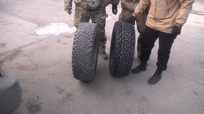 “Уламки тут скрізь на дорозі”. Харківські волонтери привезли військовим, які боронять Бахмут, нові колеса для автівки