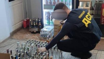 Під час обшуків на Волині вилучили алкоголю та цигарок на майже 400 тисяч гривень Під час обшуків на Волині вилучили алкоголю та цигарок на майже 400 тисяч гривень