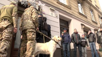 Працівники СБУ біля будинку противника вакцинації Остапа Стахіва Працівники СБУ біля будинку противника вакцинації Остапа Стахіва