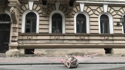 З фасаду пам'ятки архітектури в центрі Одеси обвалилася ліпнина
