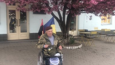 Мріє відвідати кожен куточок України: в Ужгороді волонтер з інвалідністю збирає гроші на підтримку ЗСУ Мріє відвідати кожен куточок України: в Ужгороді волонтер з інвалідністю збирає гроші на підтримку ЗСУ