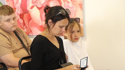 Сім'ї загиблих захисників України отримали посвідчення "Почесний громадянин м. Суми"