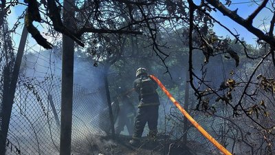 Горіла суха трава. На Миколаївщині сталися дві пожежі через російські обстріли
