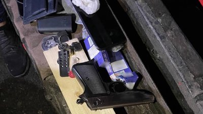 Погрожували пістолетом і гранатою. У центрі Львова двоє юнаків пограбували чоловіка