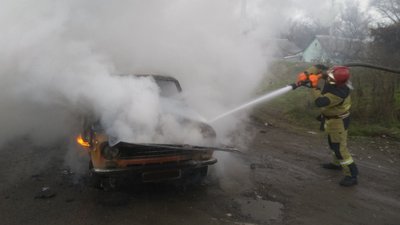 В Ужгороді під час руху загорівся автомобіль. Водій злякався і втік